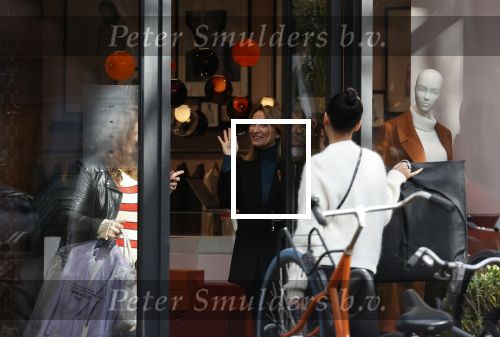 Amsterdam 23 januari 2021
Merel Westrik koopt kleding bij Suitsudio op de cornelis schuytstraat. Merel is 5 maanden zwanger . Ze komt met haar styliste en worden door twee verkopers geholpen.