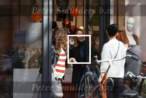 Amsterdam 23 januari 2021
Merel Westrik koopt kleding bij Suitsudio op de cornelis schuytstraat. Merel is 5 maanden zwanger . Ze komt met haar styliste en worden door twee verkopers geholpen.