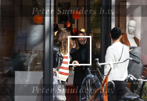Amsterdam 23 januari 2021
Merel Westrik koopt kleding bij Suitsudio op de cornelis schuytstraat. Merel is 5 maanden zwanger . Ze komt met haar styliste en worden door twee verkopers geholpen.