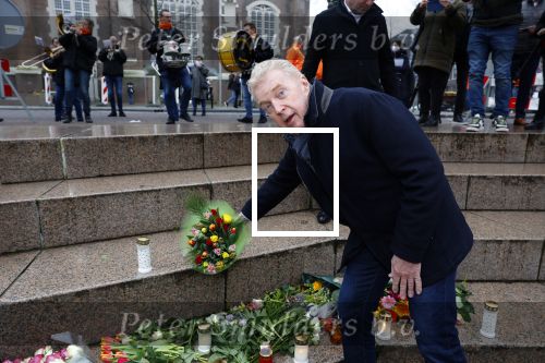 Amsterdam 15 januari 2021
Andre v Duin doopt zijn tulp in de westertoren en gaat daarna op een grote boot tulpen uitdelen op de grachten van Amsterdam.