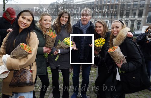 Amsterdam 15 januari 2021
Andre v Duin doopt zijn tulp in de westertoren en gaat daarna op een grote boot tulpen uitdelen op de grachten van Amsterdam.