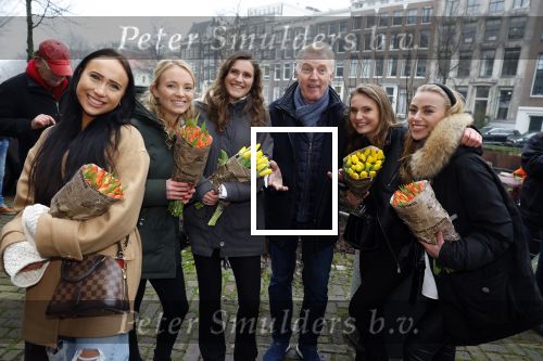 Amsterdam 15 januari 2021
Andre v Duin doopt zijn tulp in de westertoren en gaat daarna op een grote boot tulpen uitdelen op de grachten van Amsterdam.