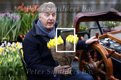 Amsterdam 15 januari 2021
Andre v Duin doopt zijn tulp in de westertoren en gaat daarna op een grote boot tulpen uitdelen op de grachten van Amsterdam.