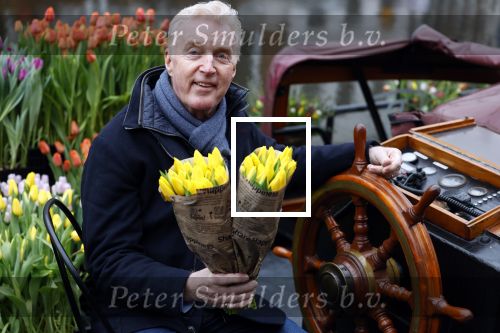 Amsterdam 15 januari 2021
Andre v Duin doopt zijn tulp in de westertoren en gaat daarna op een grote boot tulpen uitdelen op de grachten van Amsterdam.