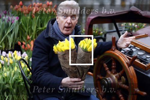 Amsterdam 15 januari 2021
Andre v Duin doopt zijn tulp in de westertoren en gaat daarna op een grote boot tulpen uitdelen op de grachten van Amsterdam.