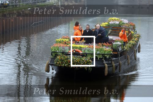 Amsterdam 15 januari 2021
Andre v Duin doopt zijn tulp in de westertoren en gaat daarna op een grote boot tulpen uitdelen op de grachten van Amsterdam.