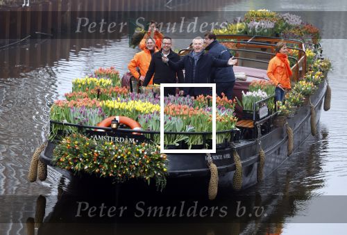 Amsterdam 15 januari 2021
Andre v Duin doopt zijn tulp in de westertoren en gaat daarna op een grote boot tulpen uitdelen op de grachten van Amsterdam.