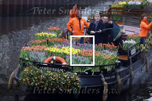 Amsterdam 15 januari 2021
Andre v Duin doopt zijn tulp in de westertoren en gaat daarna op een grote boot tulpen uitdelen op de grachten van Amsterdam.