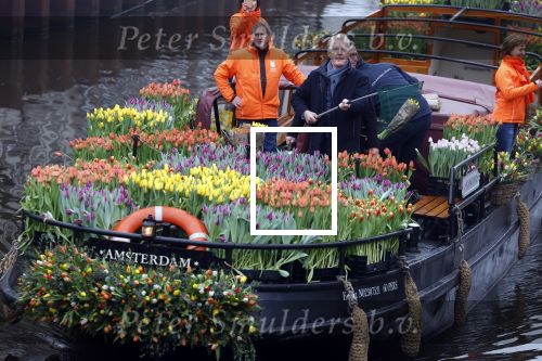 Amsterdam 15 januari 2021
Andre v Duin doopt zijn tulp in de westertoren en gaat daarna op een grote boot tulpen uitdelen op de grachten van Amsterdam.