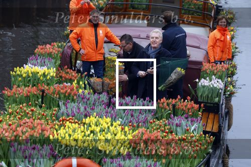 Amsterdam 15 januari 2021
Andre v Duin doopt zijn tulp in de westertoren en gaat daarna op een grote boot tulpen uitdelen op de grachten van Amsterdam.