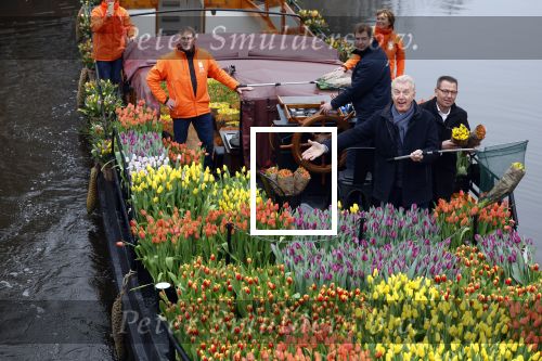 Amsterdam 15 januari 2021
Andre v Duin doopt zijn tulp in de westertoren en gaat daarna op een grote boot tulpen uitdelen op de grachten van Amsterdam.