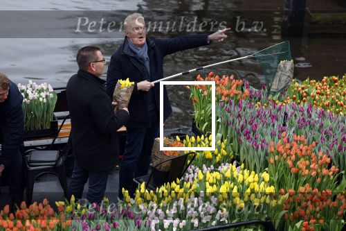 Amsterdam 15 januari 2021
Andre v Duin doopt zijn tulp in de westertoren en gaat daarna op een grote boot tulpen uitdelen op de grachten van Amsterdam.