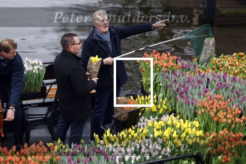 Amsterdam 15 januari 2021
Andre v Duin doopt zijn tulp in de westertoren en gaat daarna op een grote boot tulpen uitdelen op de grachten van Amsterdam.