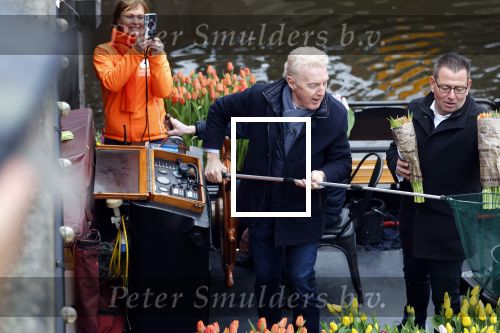 Amsterdam 15 januari 2021
Andre v Duin doopt zijn tulp in de westertoren en gaat daarna op een grote boot tulpen uitdelen op de grachten van Amsterdam.