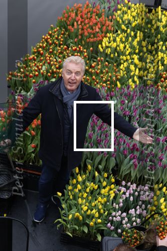 Amsterdam 15 januari 2021
Andre v Duin doopt zijn tulp in de westertoren en gaat daarna op een grote boot tulpen uitdelen op de grachten van Amsterdam.