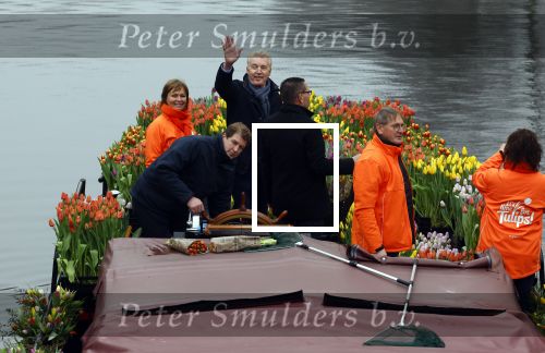Amsterdam 15 januari 2021
Andre v Duin doopt zijn tulp in de westertoren en gaat daarna op een grote boot tulpen uitdelen op de grachten van Amsterdam.