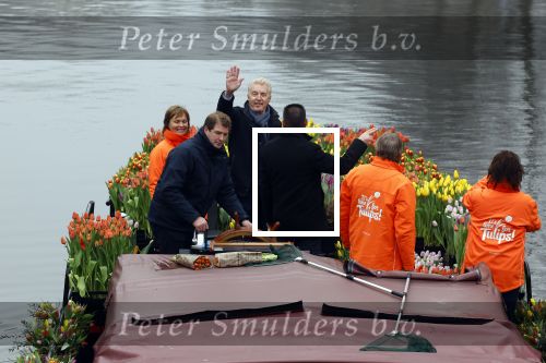 Amsterdam 15 januari 2021
Andre v Duin doopt zijn tulp in de westertoren en gaat daarna op een grote boot tulpen uitdelen op de grachten van Amsterdam.