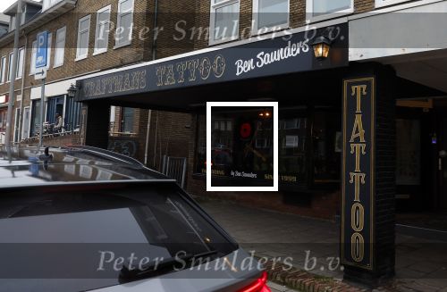 Arnhem 14 januari 2022
Ben Saunders met zijn vrouw en kinderen in zijn Tattooshop .