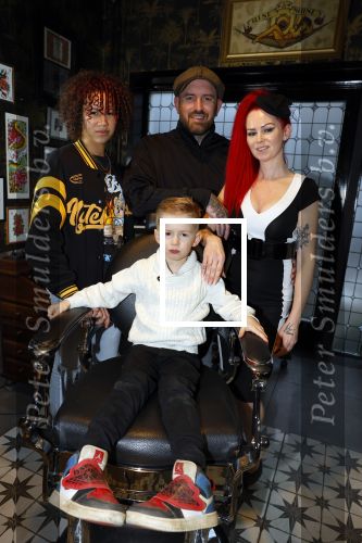 Arnhem 14 januari 2022
Ben Saunders met zijn vrouw en kinderen in zijn Tattooshop .