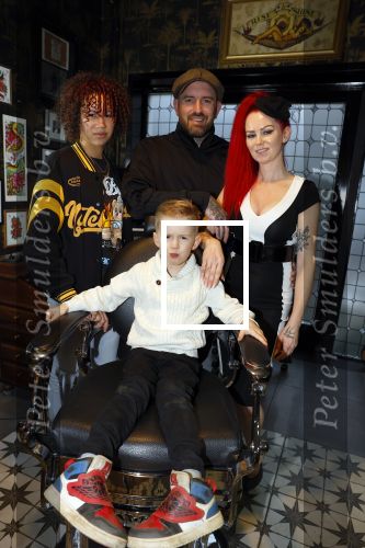 Arnhem 14 januari 2022
Ben Saunders met zijn vrouw en kinderen in zijn Tattooshop .