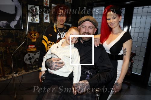 Arnhem 14 januari 2022
Ben Saunders met zijn vrouw en kinderen in zijn Tattooshop .