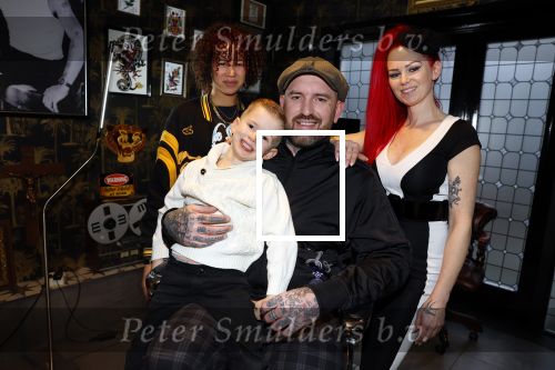 Arnhem 14 januari 2022
Ben Saunders met zijn vrouw en kinderen in zijn Tattooshop .