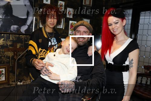 Arnhem 14 januari 2022
Ben Saunders met zijn vrouw en kinderen in zijn Tattooshop .