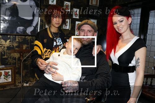 Arnhem 14 januari 2022
Ben Saunders met zijn vrouw en kinderen in zijn Tattooshop .