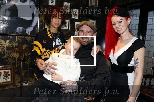 Arnhem 14 januari 2022
Ben Saunders met zijn vrouw en kinderen in zijn Tattooshop .