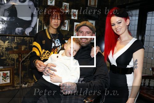 Arnhem 14 januari 2022
Ben Saunders met zijn vrouw en kinderen in zijn Tattooshop .