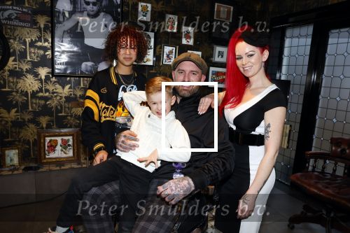 Arnhem 14 januari 2022
Ben Saunders met zijn vrouw en kinderen in zijn Tattooshop .