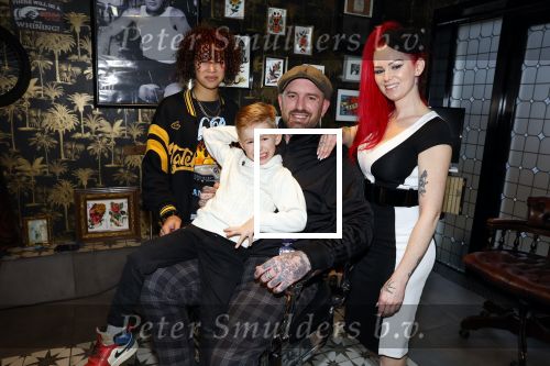 Arnhem 14 januari 2022
Ben Saunders met zijn vrouw en kinderen in zijn Tattooshop .
