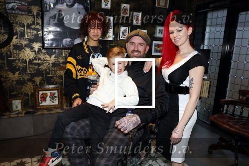 Arnhem 14 januari 2022
Ben Saunders met zijn vrouw en kinderen in zijn Tattooshop .