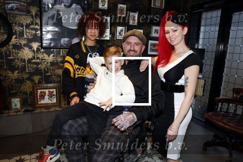 Arnhem 14 januari 2022
Ben Saunders met zijn vrouw en kinderen in zijn Tattooshop .