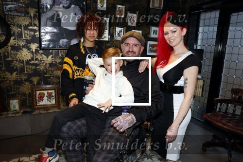 Arnhem 14 januari 2022
Ben Saunders met zijn vrouw en kinderen in zijn Tattooshop .