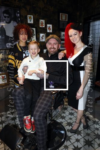 Arnhem 14 januari 2022
Ben Saunders met zijn vrouw en kinderen in zijn Tattooshop .