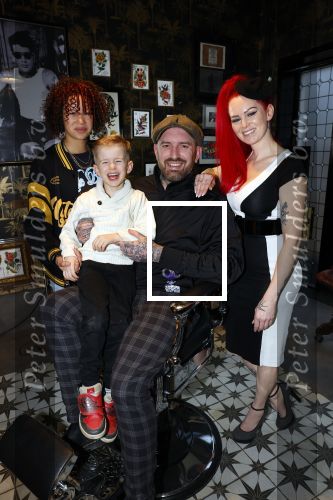 Arnhem 14 januari 2022
Ben Saunders met zijn vrouw en kinderen in zijn Tattooshop .