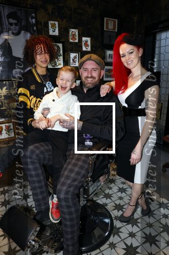 Arnhem 14 januari 2022
Ben Saunders met zijn vrouw en kinderen in zijn Tattooshop .