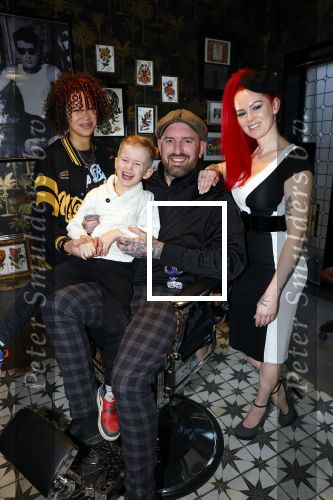 Arnhem 14 januari 2022
Ben Saunders met zijn vrouw en kinderen in zijn Tattooshop .