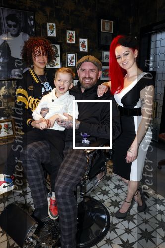 Arnhem 14 januari 2022
Ben Saunders met zijn vrouw en kinderen in zijn Tattooshop .