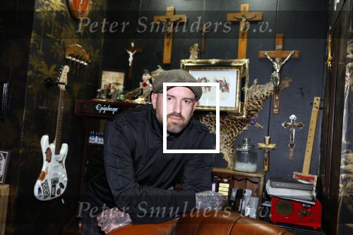 Arnhem 14 januari 2022
Ben Saunders met zijn vrouw en kinderen in zijn Tattooshop .