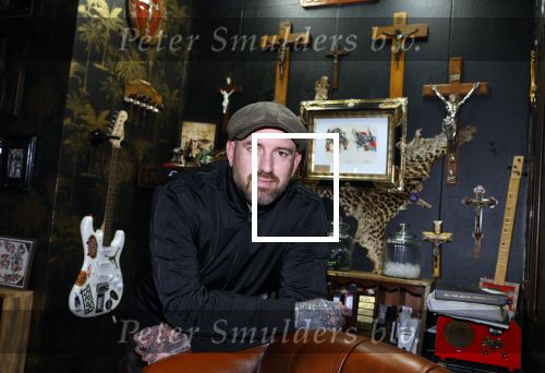 Arnhem 14 januari 2022
Ben Saunders met zijn vrouw en kinderen in zijn Tattooshop .
