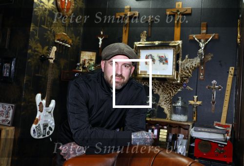 Arnhem 14 januari 2022
Ben Saunders met zijn vrouw en kinderen in zijn Tattooshop .