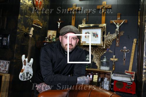 Arnhem 14 januari 2022
Ben Saunders met zijn vrouw en kinderen in zijn Tattooshop .