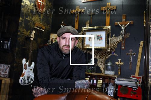 Arnhem 14 januari 2022
Ben Saunders met zijn vrouw en kinderen in zijn Tattooshop .
