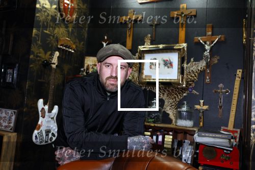 Arnhem 14 januari 2022
Ben Saunders met zijn vrouw en kinderen in zijn Tattooshop .