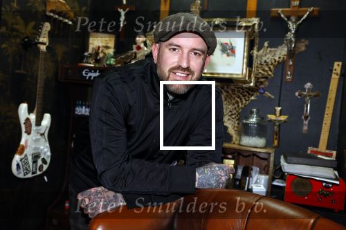 Arnhem 14 januari 2022
Ben Saunders met zijn vrouw en kinderen in zijn Tattooshop .