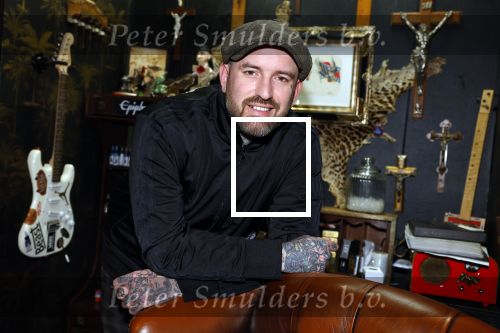 Arnhem 14 januari 2022
Ben Saunders met zijn vrouw en kinderen in zijn Tattooshop .