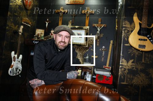 Arnhem 14 januari 2022
Ben Saunders met zijn vrouw en kinderen in zijn Tattooshop .