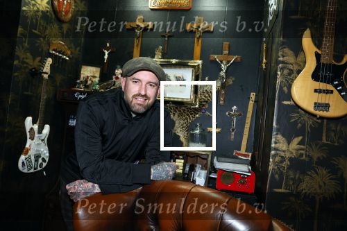 Arnhem 14 januari 2022
Ben Saunders met zijn vrouw en kinderen in zijn Tattooshop .